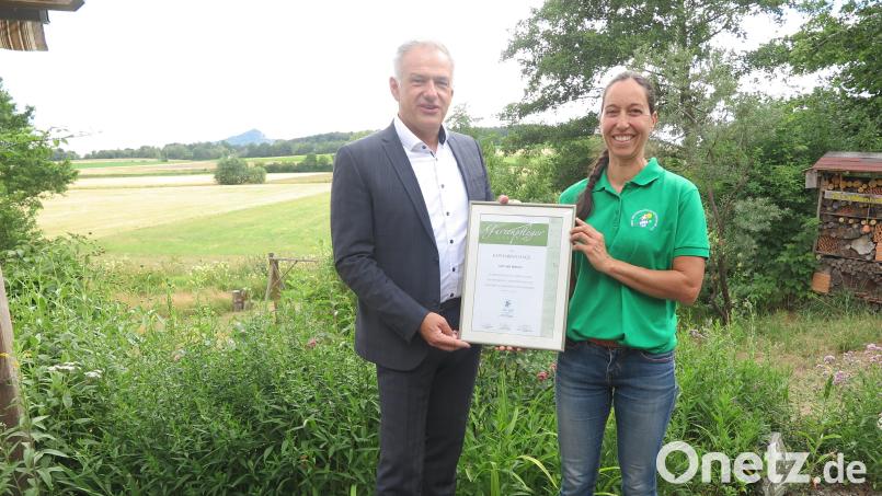 Auf dem Vereinsgelände des OGV überreichte Landrat Roland Grillmeier Katharina Hage die Urkunde. Bild: jzk