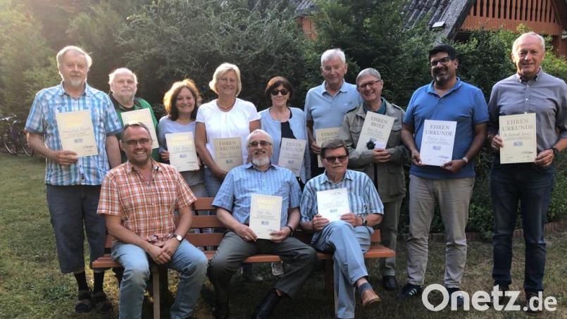 Die Geehrten des BLLV Kreisverbandes Weiden für 25 bis 65 Jahre Mitgliedschaft zusammen mit dem Vorsitzenden Manuel Sennert (vorne links) Bild: Manuel Sennert/exb
