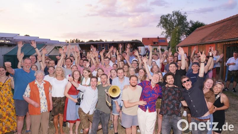 Die Band "Monobo Son" verwandelt den Garten von Simon Griesbach (vorne links neben Posaunisten) in eine Open-Air-Konzertbühne. Griesbach hatte in den sozialen Medien den Auftritt gewonnen. Bild: fvo