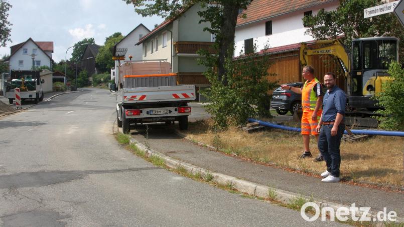 Ortstermin an der Premenreuther Straße mit Bürgermeister Matthias Grundler und Bauhofleiter Richard Bitterer (von rechts). Die Baustelle erstreckte sich (beginnend hinter dem Bauhof-Fahrzeug) bis zum Ortsausgang auf 315 Meter Länge. Bild: wro