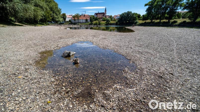 Kies liegt am Ufer der Niedrigwasser führenden Donau. Die Hitze macht dem Fluss zu schaffen. Symbolbild: Armin Weigel/dpa