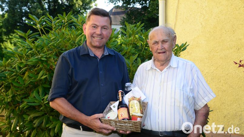 Bürgermeister Rainer Rewitzer gratuliert Ludwig Gillitzer zum 95. Geburtstag und überreicht ein Präsent mit heimischen Erzeugnissen. Bild: bey