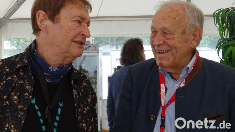 Sie sind geistesverwandt und denken in einer Richtung, wenn es um den Umweltschutz geht: Haindling-Bandleader Hans-Jürgen Buchner (links) und der ehemalige Schwandorfer Landrat Hans Schuierer. Archivbild: Wolfgang Houschka