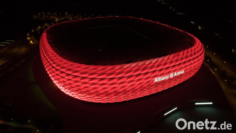 Die Allianz Arena wird am Abend nur noch drei Stunden beleuchtet. Symbolbild: Sven Hoppe
