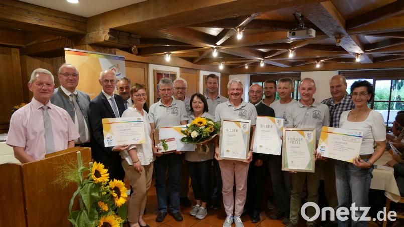 (Von links) Der Leiter des Amtes für Ernährung, Landwirtschaft und Forsten (AELF) in Fürth-Uffenheim Josef Hofbauer, Bezirkstagspräsident Franz Löffler und der Oberpfälzer Regierungspräsident Walter Jonas gratulieren den Lennesriethern aus dem Landkreis Neustadt/WN. Bild: fvo