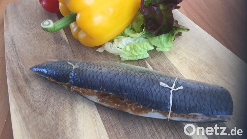 Der filetierte Hering wird mit Masalapaste gefüllt und an zwei Seiten mit Küchengarn stabilisiert bevor er auf den Grill darf. Bild: Michael Schiffer