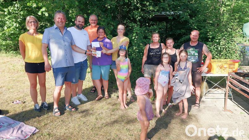 800 Euro erhielt die Gesamtleiterin der Sparte Turnen, Lisa Rauh (Fünfte von links), vom Förderverein des TSV und vom Hauptverein. Die Übungsleiter (von rechts) Thomas Müller, Verena Müller, Tanja Totzauer und Anna Auel dankten (von links) Alexandra Kaßeckert, Karl Trottmann, Johannes Härtl und Gottfried Härtl. Bild: bsc