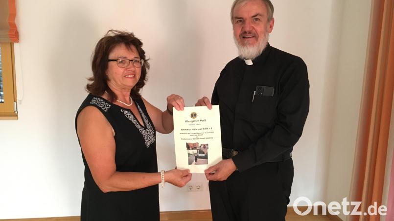 Past-Präsidentin Maria Schlögl überreichte Pater Gerhard eine Spende über 1500 Euro. Bild: Schlögl/exb