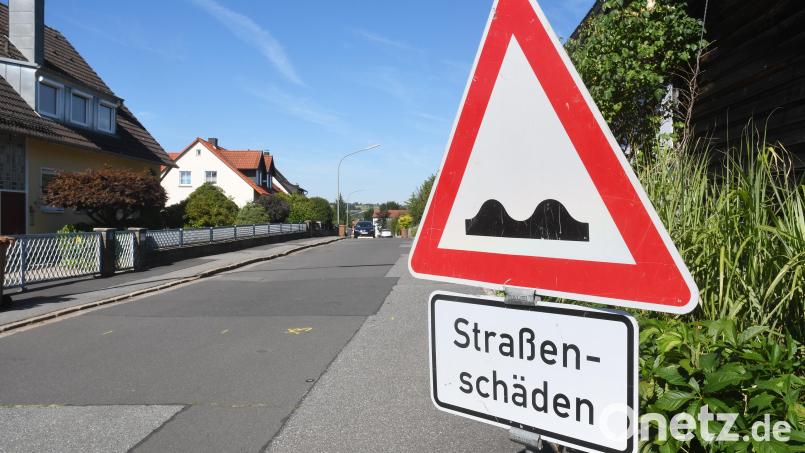 Ein Schild weist am Rumpler in Neustadt auf Unebenheiten der Fahrbahn und andere Straßenschäden hin. In die Sanierung eines kurzen Stücks steckt die Stadt über eine halbe Million Euro. Bild: Gabi Schönberger