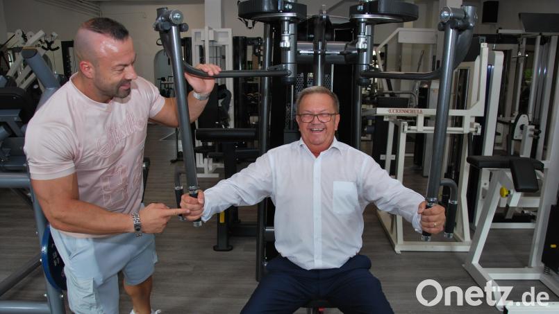 Krafttraining unter fachmännischer Anleitung: Bürgermeister Martin Preuß lässt sich von Sportwart Raphael Fuchs (links) einige Übungen zeigen. Bild: gsp