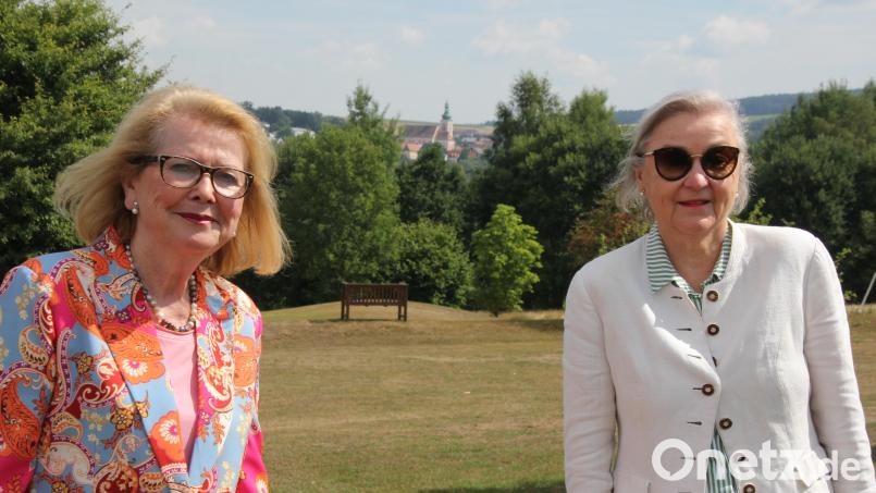 Luise Ries (links) und Gabi Engel sind auch heute noch fasziniert vom Golfclub Stiftland. Beide waren Gründungsmitglieder. Im Hintergrund die Pfarrkirche von Bad Neualbenreuth. Bild: kro