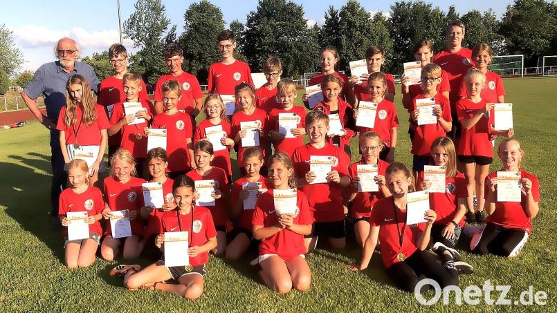 Die Erfolge der jungen Mitglieder in der Sparte Leichtathletik würdigten TB-Vorsitzender Gerd Priemer (links) und Sparten- und Übungsleiterin Sabine Schnurrer. Bild: wro