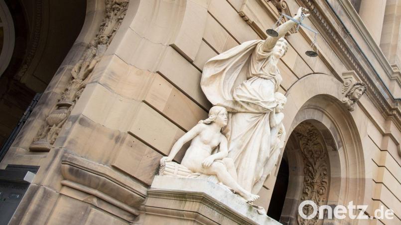 Vor einem Landgericht hält eine Statue der Justitia eine Waagschale. Bild: Stefan Puchner/dpa/Symbolbild
