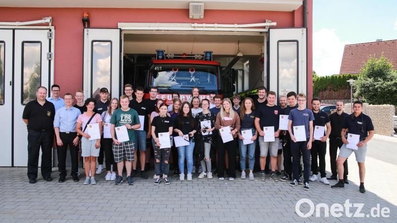 Ausbilder Marco Götz, Kreisbrandinspektor Armin Daubenmerkl, Kreisbrandmeister Christian Meyer (von links) und Ausbilder Johannes Neidel mit den Teilnehmern. Bild: egl