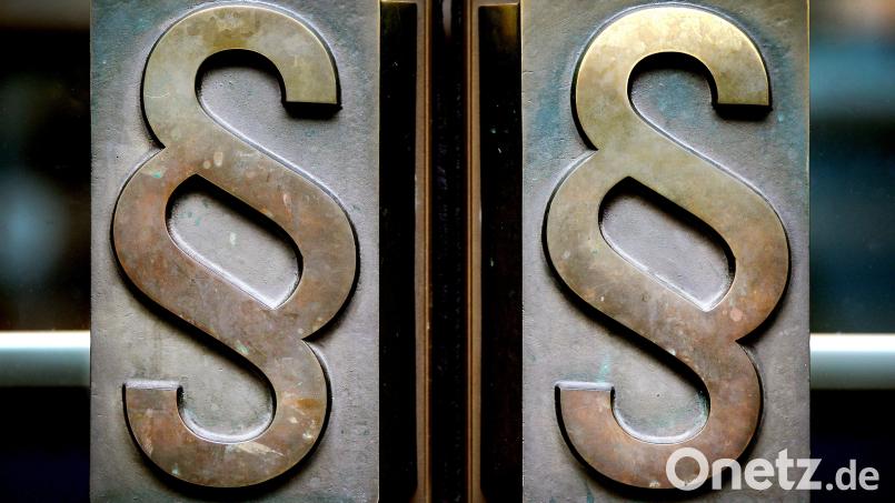 Einem 29-Jährigen wird vorgeworfen, einen Familienvater aus Amberg grundlos attackiert zu haben. Zudem soll der Mann eine Polizistin online beleidigt haben. Bild: Oliver Berg/dpa