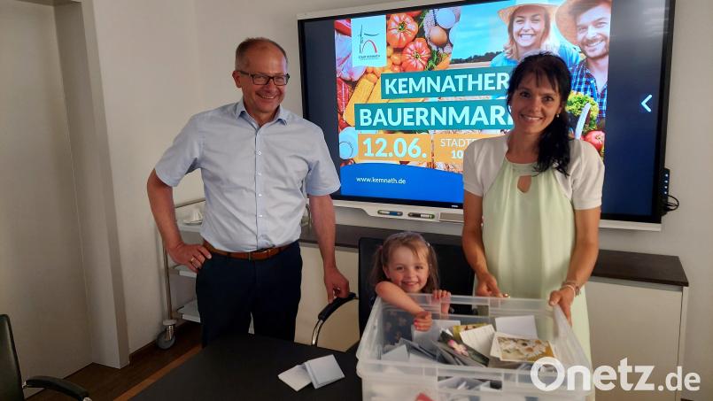 Vier Gewinner zog die vierjährige Mathilda mit Unterstützung von Bürgermeister Roman Schäffler und Stadtmarketing-Mitarbeiterin Romina Passon-Pühl. Bild: stg