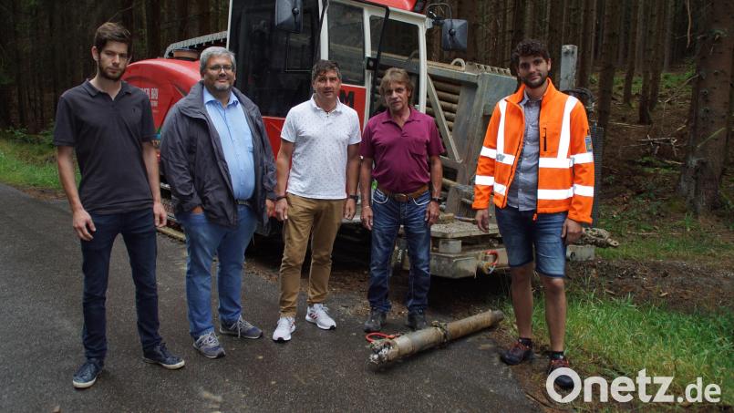 Regelmäßig besprechen beim Ortstermin (von links) Sebastian Mehltretter vom Ingenieurbüro Weiss, VG-Geschäftsleiter Matthias Jeitner, Bürgermeister Gerald Reiter, Franz Aichinger von der Firma Haimerl, Viechtach, sowie Armin Ebnet von der VG Schönsee den Baufortschritt. Bild: mmj