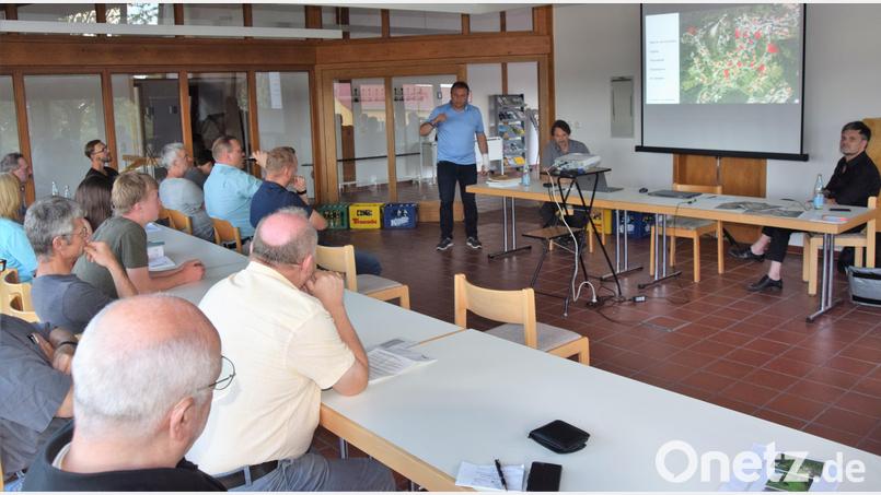 Bürgermeister Anton Kappl (stehend) sowie die Professoren Markus Emde und Andreas Müsseler (sitzend von rechts) erläutern den Bürgern das Projekt, das auf Interesse stößt und so im Oktober anlaufen wird. Bild: fz