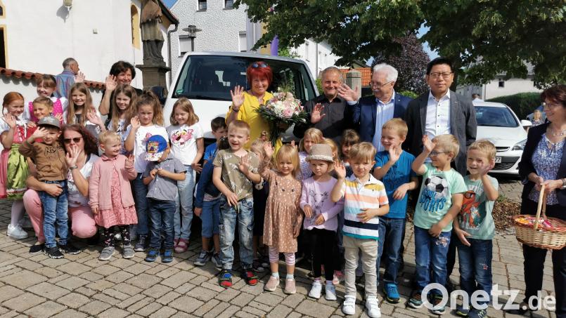 Marion Eschenweck (hinten Mitte) gibt den Autoschlüssel für den Kindergartenbus der Thurndorfer Kirchenstiftung zurück. Für ihre Jahrelangen Dienste dankten Georg Schraml und Rudolf Dotzler von der Kirchenverwaltung, sowie Pater Samuel Patton. Bild: hzi