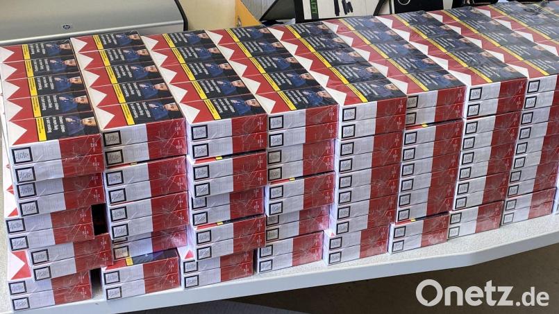 Die Fahnder der Waldsassener Grenzpolizeigruppe stellten 50 Stangen Zigaretten ohne Steuerbanderole der Marke Marlboro sicher. Bild: Polizeiinspektion Waldsassen/exb
