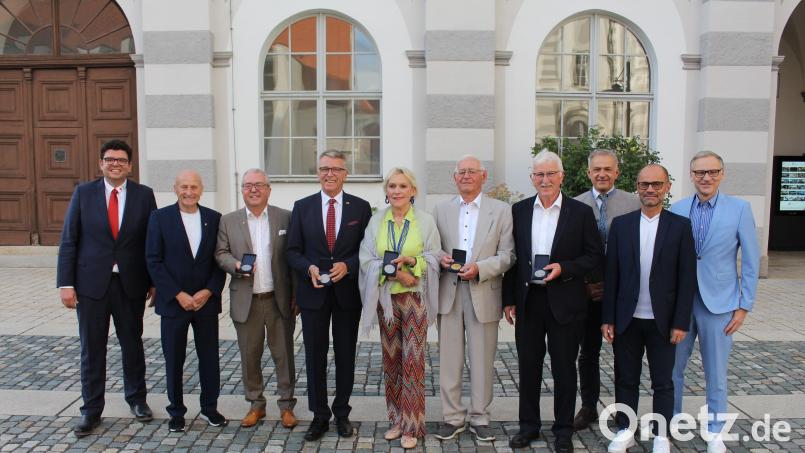 Ausgezeichnete und Gratulanten beim BRK-Ehrenabend auf einem Bild: (von links) Kreisgeschäftsführer Holger Schedl, Bezirksvorsitzender Hans Rampf, erster stellvertretender Kreisvorsitzender Toni Dutz, Kreisvorsitzender Franz Stahl, zweite stellvertretende Kreisvorsitzende Eva Freifrau von Podewils, ehemaliger Schatzmeister Erwin Steiner, ehemaliger stellvertretender Schatzmeister Theodor Heimerl, Landrat Roland Grillmeier, stellvertretender Landrat Alfred Scheidler und Bürgermeister Bernd Sommer. Bild: Sven Lehner/BRK Kreisverband/exb