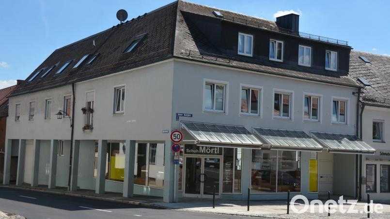 Die Räumlichkeiten des ehemaligen Schuhhauses Mörtl am Unteren Marktplatz in Mitterteich nutzt künftig die Firma Schuhmode Hofbauer aus Cham. Bild: jr