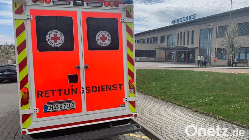 Ein Rettungswagen aus Cham vor dem tschechischen Krankenhaus in Domažlice (Taus). Länderbergreifende Rettungseinsätze sind Alltag, jedoch ohne eine gesicherte Finanzierung durch die bayerischen Krankenkassen in Gefahr. Bild: Bayerisches Rotes Kreuz