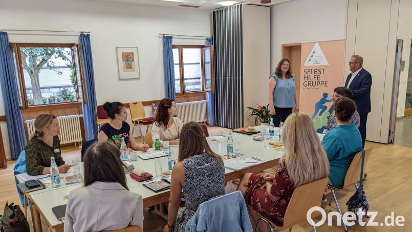 Bürgermeister Martin Preuß stattete den Verantwortlichen der Oberpfälzer Kontaktstellen für Selbsthilfegruppen einen Besuch ab. Die Tagung fand in Amberg statt. Bild: Kerstin Bauer, Stadt Amberg/exb