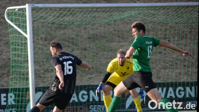 Der Köferinger Spielertrainer Dennis Kramer (links) zieht ab, Haselmühls Stephan Nörl (rechts) eilt heran, hinten wartet Torhüter Sebastian Westphal auf den Schuss. Bild: Andreas Brückmann
