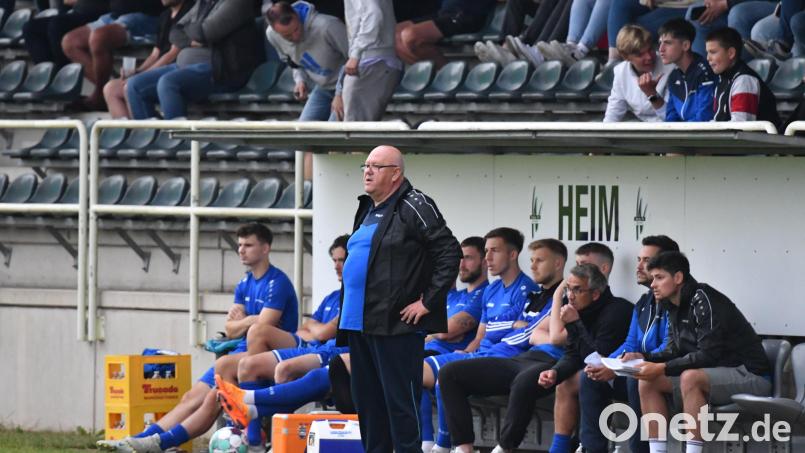 Trainer Rüdiger Fuhrmann (stehend) steht im Heimspiel der SpVgg SV Weiden am Samstag gegen Geesdorf wieder an der Seitenlinie. Co-Trainer Oliver Eckl (rechts) hatte den beruflich verhinderten Chefcoach bei der Niederlage in Kornburg vertreten. Bild: Dagmar Nachtigall