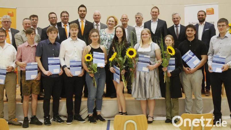 Die Schreiner-Innung sprach zehn Lehrlinge von der Ausbildungspflicht frei. Das Bild zeigt sie zusammen mit den Ausbildern, Innungsvertretern und Ehrengästen. Prüfungsbester war Fabian Rogenhofer (vorne Zweiter von rechts). Bild: Hirsch