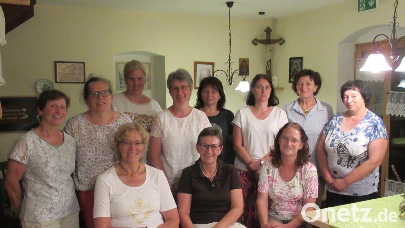 Das Bild zeigt (sitzend, von links): Sidonia Koller, Antje Kopp-Lüdemann und Johanna Sulzbacher. Hinten von links: Petra Lang, Angela Protschky, Marion Protschky, Angela König, Maria Popp, Petra Fröhlich, Christiana Enslein und Anni Helm. Bild: AELF Tirschenreuth/exb