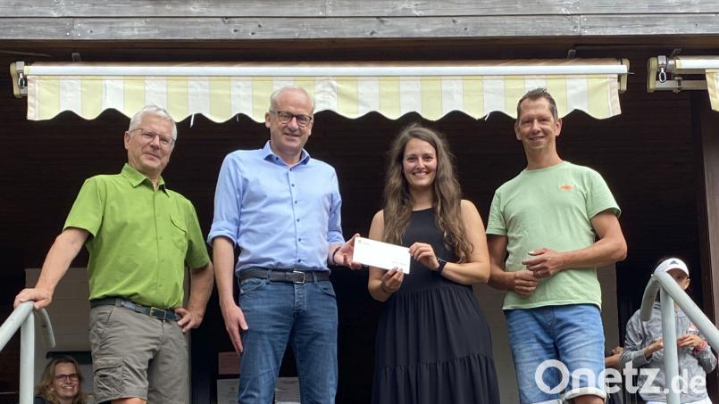 Bürgermeister Bernhard Lindner übergibt seine Spende der Vorstandschaft des TC Hahnbach. Von links: Vorsitzender Hermann Huber, Bürgermeister Bernhard Lindner, Sportwartin Stefanie Ritter und zweiter Vorsitzender Daniel Münch. Bild: TC Hahnbach/exb