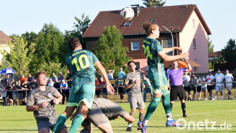Die Kopfballstärke von Frantisek Nedbaly (Nummer 10) wird dem SV Mitterteich am Sonntag in Buckenhofen fehlen. Ein Hexenschuss verhindert den Einsatz des Spielertrainers. Archivbild: Gebert