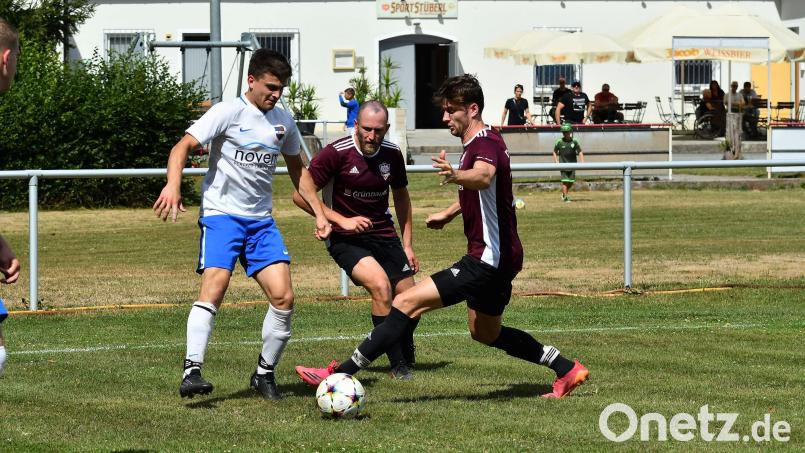 Moritz Lang und Philipp Ertl (rote Trikots) von der DJK Weiden gingen in der Vorwoche als Sieger aus dem Duell mit dem FC Vorbach (im Bild Nico Lautner) hervor. Bild: Dagmar Nachtigall