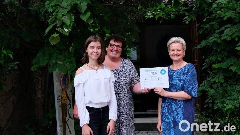 Bei der Spendenübergabe (von links) Hanna Bittenbinder (eine der jungen Künstlerinnen), Karin Borchers vom Kinderpalliativteam und Atelier-Leiterin Mandy Benndorf, die auch Kunst- und Kreativtherapeutin ist. Bild: Atelier/Bendorf/exb