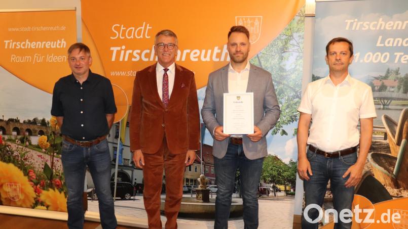 Bürgermeister Franz Stahl (Zweiter von links) mit dem Leiter der Hauptverwaltung Markus Bergauer (rechts) und dem Personalratsvorsitzenden Karl Bayreuther (links) bei der Übergabe der Urkunde zum Dienstjubiläum an Manuel Dörfler (Zweiter von rechts). Bild: Stadt Tirschenreuth/exb