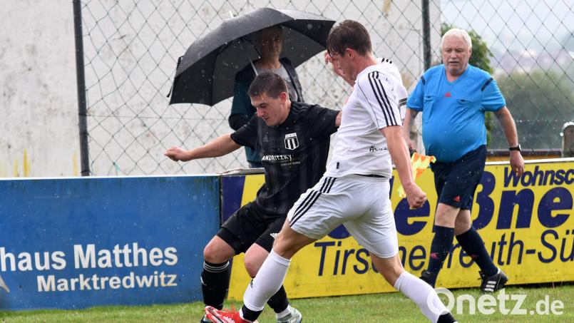 Der Konnersreuther Lukas Baumgärtner (links) und Robert Ligus vom ASV Waldsassen kämpfen beim 3:3 im Derby um den Ball. Am dritten Spieltag empfängt Konnersreuth den VfB Arzberg, der ASV reist nach Marktleuthen. Archivbild: Gebert