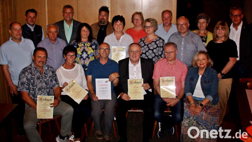 Nach den Neuwahlen ist Thomas Reich (hinten rechts) der neue Vorsitzende der Siedlergemeinschaft Waldrast, er ehrt eine Vielzahl von Mitgliedern für langjährige Treue und vorbildliche Vereinsarbeit. Bild: R. Kreuzer