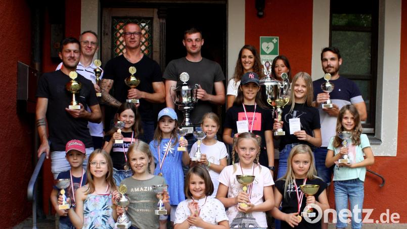 Johannes Ruder (links), der sportliche Leiter der Tennisfreunde Oberbibrach, überreicht die Pokale an die Sieger der Wettbewerbe beim Kirchweih-Turnier. Er selbst freut sich über den Sieg im Herren-Doppel zusammen mit Florian Ruder. Bild: edo