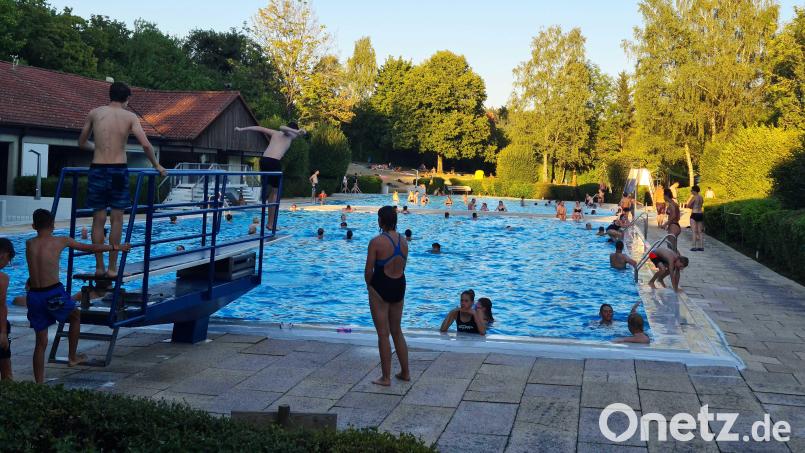 Angesichts der Hitzegrade tagsüber verlängerte die Gemeinde Illschwang die abendliche Öffnungszeit im Freibad bis 22 Uhr. Nach 20 Uhr herrschte, wie hier zu sehen, noch reger Betrieb. Bild: no