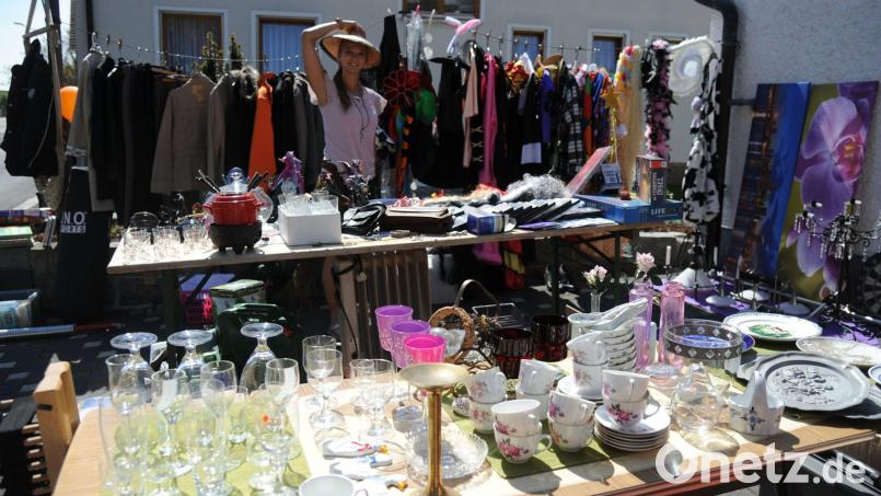 Hier gab&#039;s 2019 eher klassisches Flohmarkt-Sortiment wie Kleidung und Hausrat. Aber beim Ursensollener Dorf-Garagen-Flohmarkt darf auch Kurioses den Besitzer wechseln. Archivbild: gf