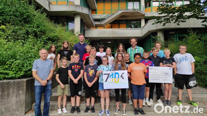 710 Euro, die ihr Song &quot;Frieden jetzt!&quot; bis Ende Juli eingespielt hat, reichte die Klasse 5c der Krötensee-Mittelschule weiter an Thomas Matthalm für den Ukraine-Helferkreis Neukirchen. Bild: Krötensee-Mittelschule/exb