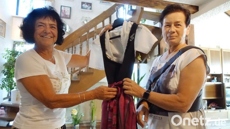 Bei offiziellen Auftritten von Waltraud Neubauer-Zupfer (links) und Renate Zupfer-Vilas ist das Dirndl mit dem Notenschlüssel das Kleidungsstück Nummer eins der Zupfer-Moidln aus Neustadt, die am 24. September im Gasthof „Weißes Rössl“ 60-jähriges Bühnenjubiläum feiern. Bild: ui