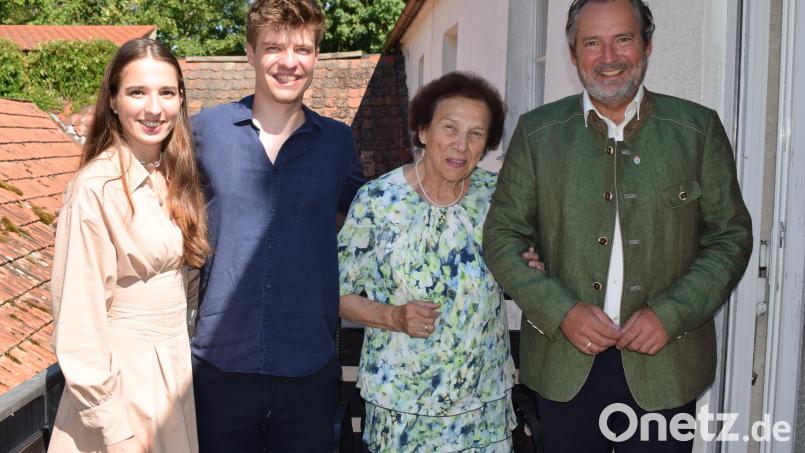Die Glückwünsche der Stadt Nabburg zum 85. Geburtstag von Irmina Lorenz überbrachte Bürgermeister Frank Zeitler. Auch die Enkelkinder Sophia und Sebastian ließen ihre Oma hochleben. Bild: bnr
