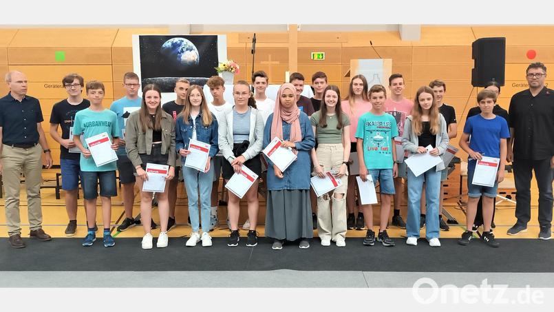 Sie können jetzt beim Programmieren "Mitreden": Im Bild die Kursteilnehmer der 8. Jahrgangsstufe zusammen mit Schulleiter Ludwig Pfeiffer (links) sowie F.EE-Ausbildungsleiter Thomas Schmid (rechts) bei der Überreichung der Urkunden. Bild: lg