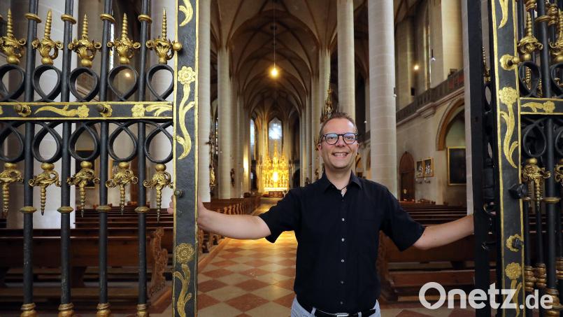 In der kühlen Basilika St. Martin lässt es sich aushalten, das findet nicht nur der Amberger Stadtpfarrer Thomas Helm. Bild: Wolfgang Steinbacher