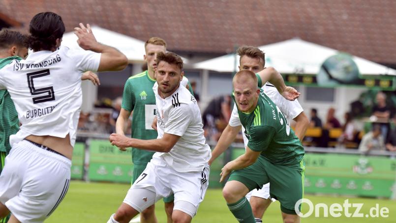 Der Ammerthaler Raffael Kobrowski (rechts) im Laufduell mit seinem Gegenspieler. Im Heimspiel am Sonntag hat die DJK die U21-Mannschaft des Zweitligisten SSV Jahn Regensburg zu Gast. Archivbild: Hubert Ziegler