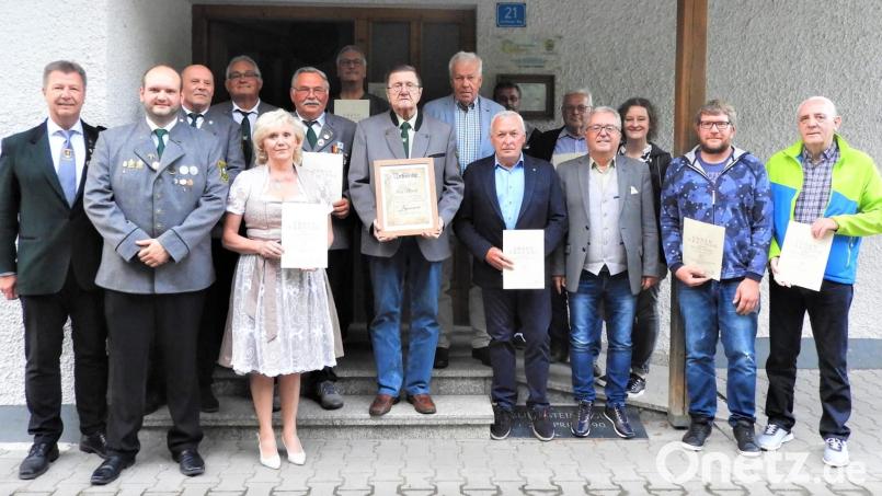 Ehrungen beim Schützenverein Schönhaid: Von links Gauschützenmeister Manfred Zölch, Erster Schützenmeister Florian Greil, Wilfried Ringel, Herbert Gmeiner, Andrea Falk, Georg Bächer, Josef Bauer, Ehrenvorsitzender Franz Prössl, Franz Negratschker, Willibald Meißner, Ralf Strobl, Josef Schneider, Bürgermeister Toni Dutz, Monika Schraml, Benedikt Scholz, Wilhelm Dockter. Bild: Andrea Greil/exb
