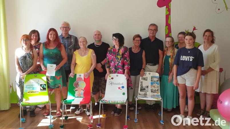 Unter dem Motto „Kemnath, lass dich nieder“ hatte Jessika Wöhrl-Neuber (Dritte von links) zur Übergabeaktion von kunstvoll gestalteten Stühlen in das Familienzentrum Mittendrin eingeladen. Bild: jzk